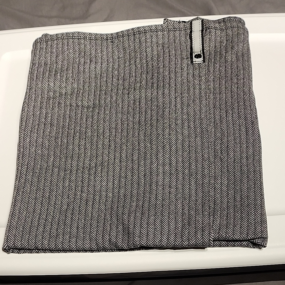Lululemon Black and White Vinyasa Scarf